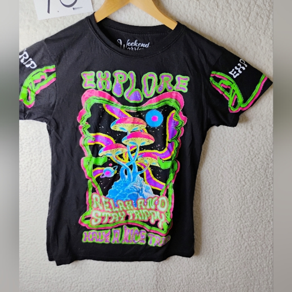 Weekend Warrior Black Glows Neon T-Shirt Size Small Mushrooms Stay Trippy
